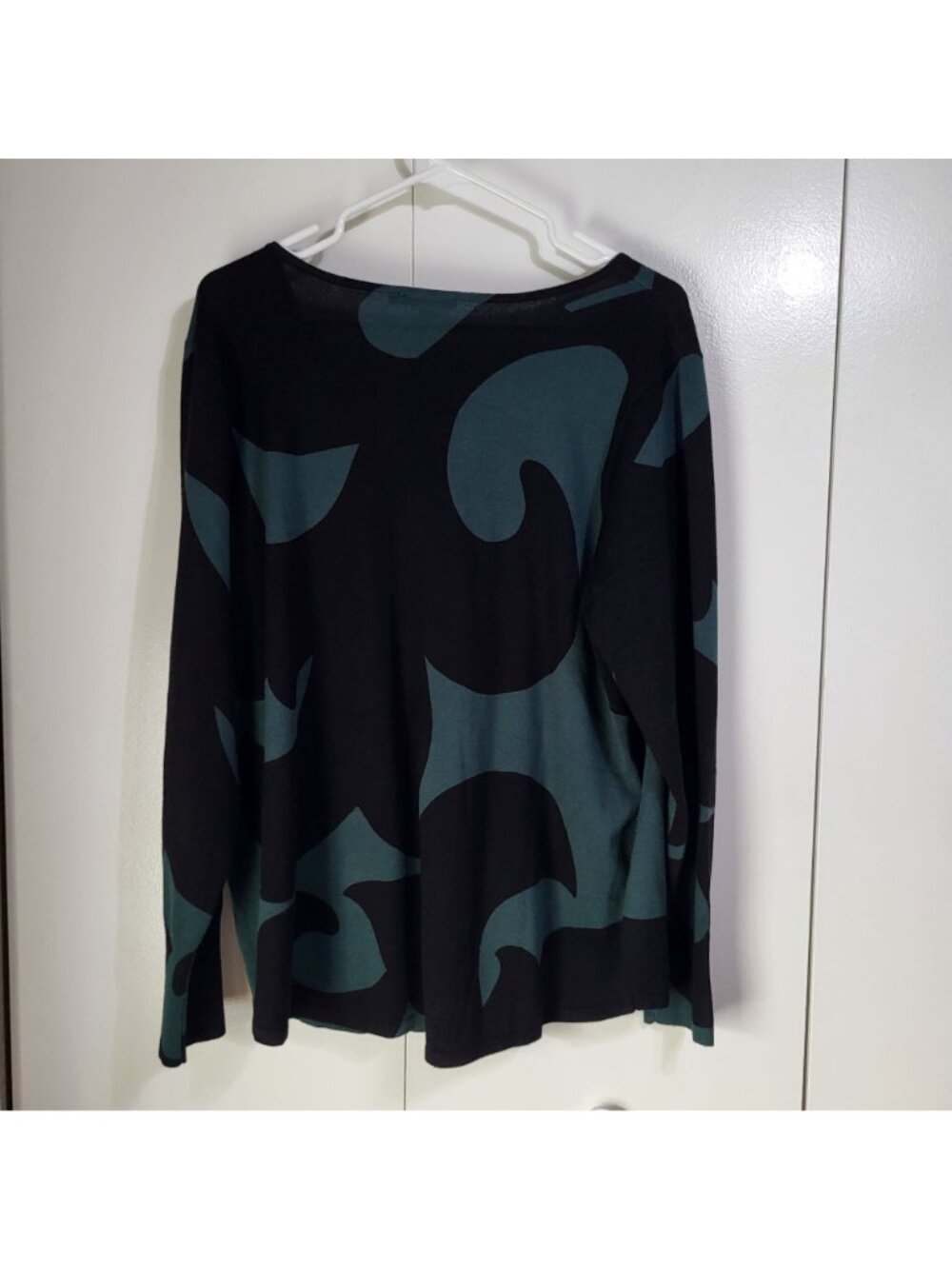 Chico's Womens SZ 3 (XL) Green Black Scrolls V Neck Pullover Sweater Art Deco - Picture 3 of 8